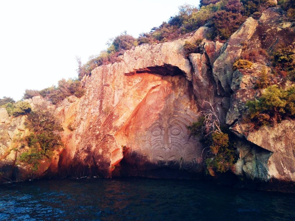 Maoru 14 metrus augstie klinšu gravējumi. Šis mākslas darbs pabeigts vien 1980. gadā, prasot četru gadu darbu.
Autors: no ceļotāju albuma