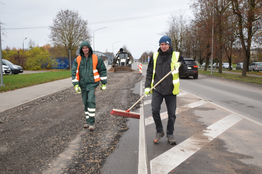 DARBI SĀKUŠIES! Vakar ar asfalta frēzēšanu sākās Gaismas ielas posma pārbūves darbi Aizkrauklē, un autovadītājiem kādu laiku būs jāizjūt neērtības. Šoruden plānots izbūvēt lietus ūdens savākšanas sistēmu. No labās — SIA “VIA” darbu vadītājs Sergejs Popovs, līdzās — Saldus tehnikuma audzēknis Emīls Arbereiters, kurš mācās par ceļu būves meistaru un praksē gūst vajadzīgās zināšanas un iemaņas.