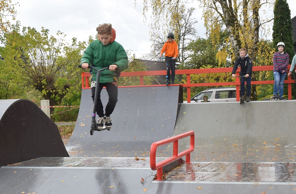 Pirmajā dienā daudz pārkāpēju. Skeitparku atklājot, mazie skrīverieši tā aizrāvās, ka piemirsa par aizsargķiverēm. Puikas ir priecīgi par jauno skeitparku, bet, ja tam būtu arī jumts, braukt varētu visu gadu. Lietainās dienās virsma ir slidena.
Autors: Agita Grīnvalde-Iruka foto