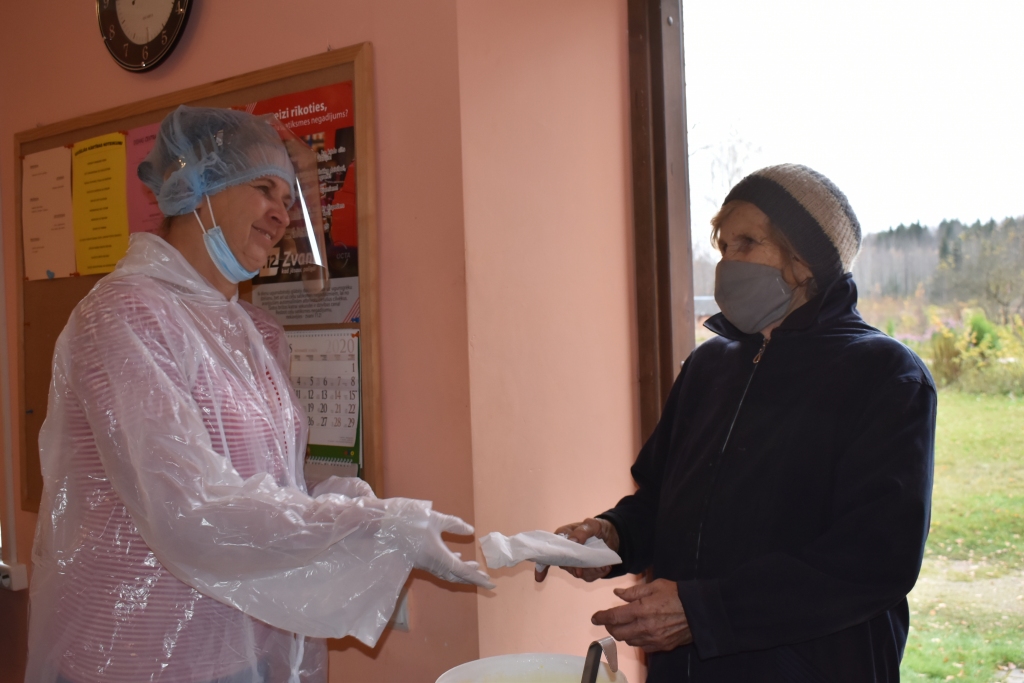 Labu apetīti! Pirmo gadu zupas virtuve darbojas Daudzesē, vakar bija iespēja saņemt frikadeļu zupu.
Autors: Evija Elksne