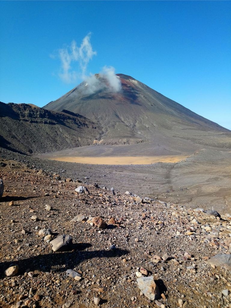 Gar ezeriem, pāri kalniem, gar kūpošiem vulkāniem un lejup pāri pļavām. Šis ir vislieliskākais veids, kā ceļotāji aizvadījuši Veco gadu.