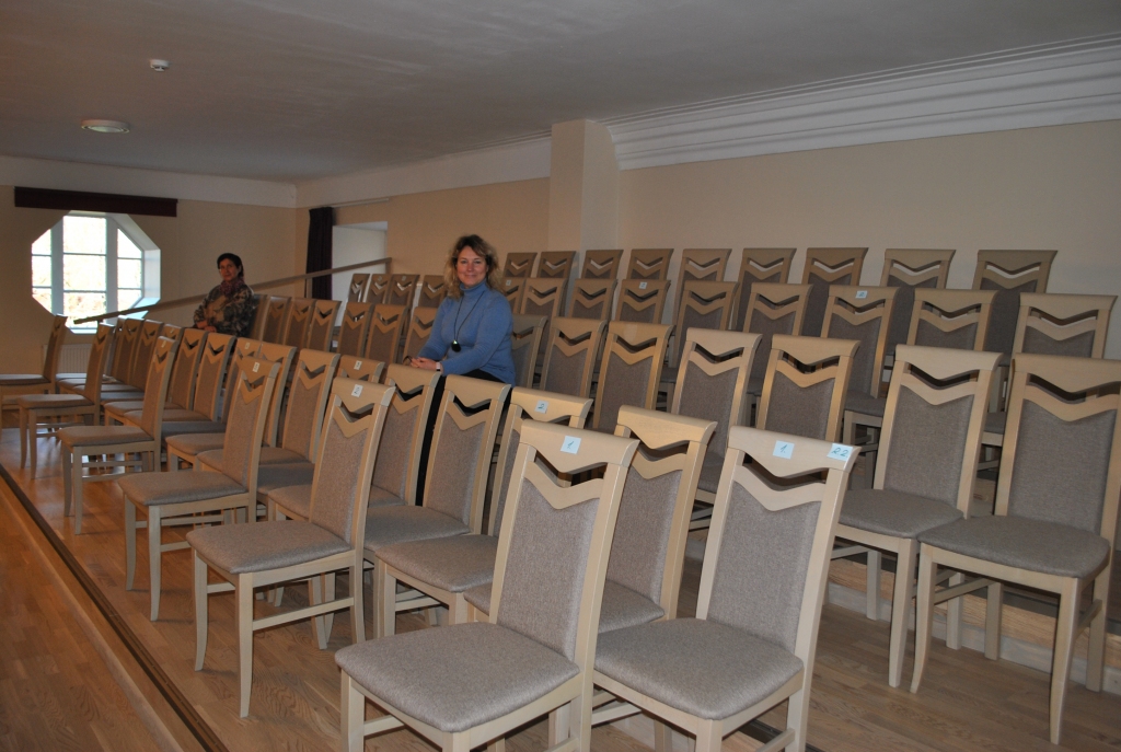 LABAS PĀRMAIŅAS. Par otrā stāva remontu, kas veikts arī lielās zāles balkonā, priecājas kultūras pasākumu vadītāja Kristīne Rulle (no labās) un dekoratore Janīna Krompāne.