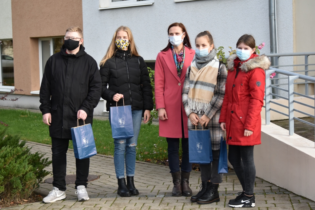 Komandas darbs vainagojies panākumiem! Aizkraukles novada vidusskolas jaunieši 10. — 12. klases grupā ieguva pirmo vietu un konkursa rīkotāju atzinību. Attēlā — Kārlis Ieviņš (no kreisās), Amanda Malatkovska, Zemgales reģiona Uzņēmējdarbības centra vadītāja Mairita Pauliņa, Anastasija Kovalova un Polīna Savenko.