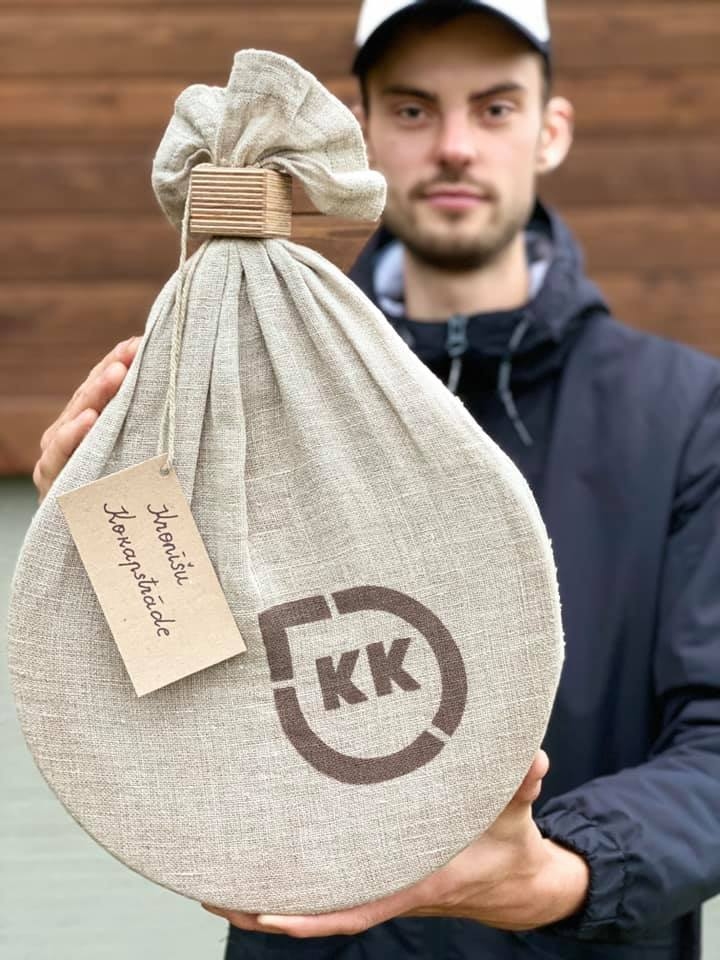 Lietderīgs vaļasprieks — dēlīšu gatavošana.
Autors: no personīgā albuma