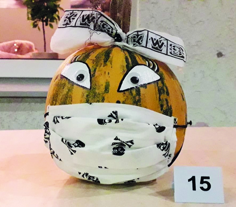 AIZSARGĀTS PRET VĪRUSIEM. Konkursa organizatoru simpātiju balvas ieguvējs — ķirbis ar 15. numuru. Viņa maska nobiedēs visus vīrusus.
Autors: Guna Mikasenoka