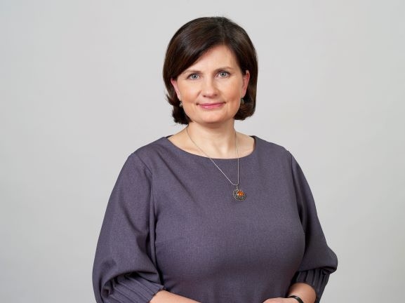 “Noteikti ierobežojumi, kas attiecas uz dalībnieku skaitu pasākumos, uz ceļošanu, uz dezinfekciju un masku valkāšanu sezonāli vismaz gadu vai divus būs,” saka veselības ministre Ilze Viņķele.
Autors: no www.vm.gov.lv