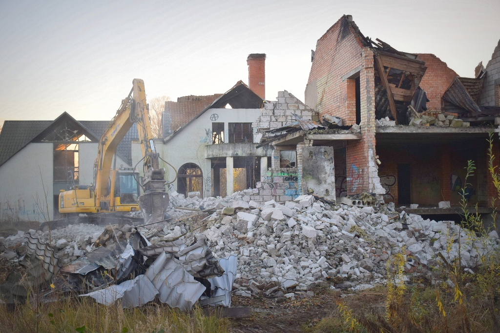 NOJAUC ĒKU. Avārijas stāvoklī esošās ēkas nojaukšana kopā ar būvgružu novākšanu un melnzemes uzvešanu izmaksā 24 tūkstošus eiro. Ja Ķīnas pilsonis šo summu nesamaksās labprātīgi, to nāksies piedzīt tiesas ceļā. Darbus veic Jelgavā reģistrētā SIA “Norfa”, un tos plānots pabeigt apmēram divu nedēļu laikā.
Autors: Imants Kaziļuns
