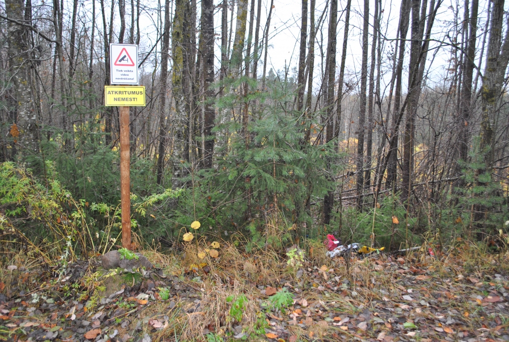 IZGĀZTUVE MEŽĀ. Pat brīdinājumi neattur cilvēkus izmest atkritumus svešā īpašumā.