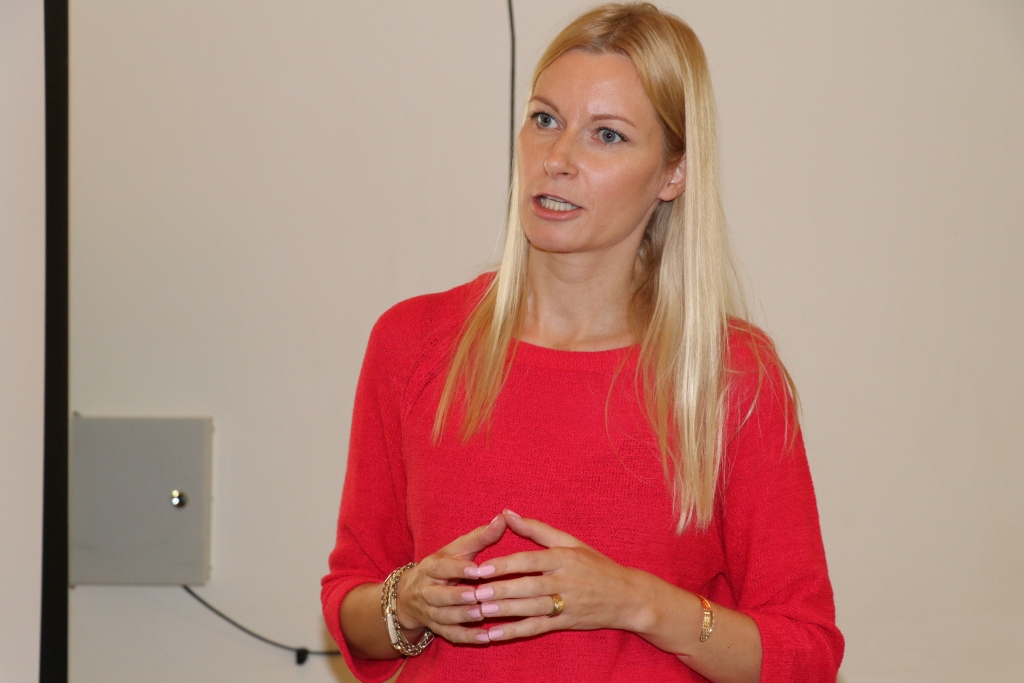 Santa Ogriņa, uzņēmēja, personības izaugsmes un biznesa trenere, mentore, grāmatas “Kā būt laimīgai” autore.