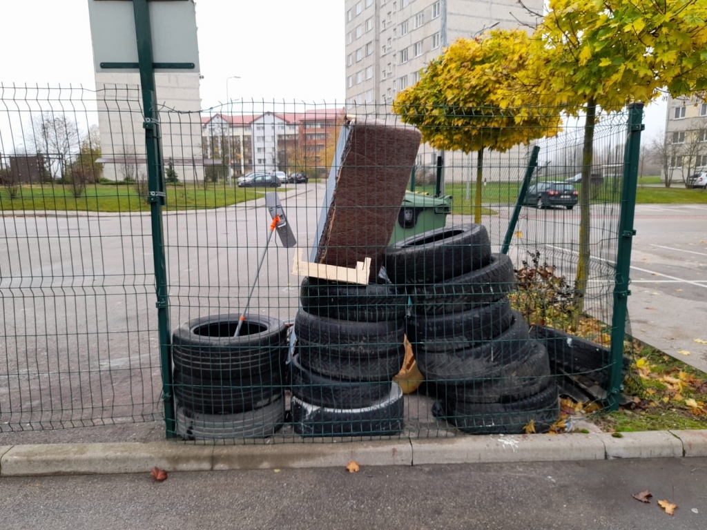 RIEPU KAUDZE SAKRĀJUSIES. 10. novembrī riepas tika savāktas, taču iedzīvotājiem jārēķinās, ka maksa par aizvešanu tiks iekļauta kopējās izmaksās.