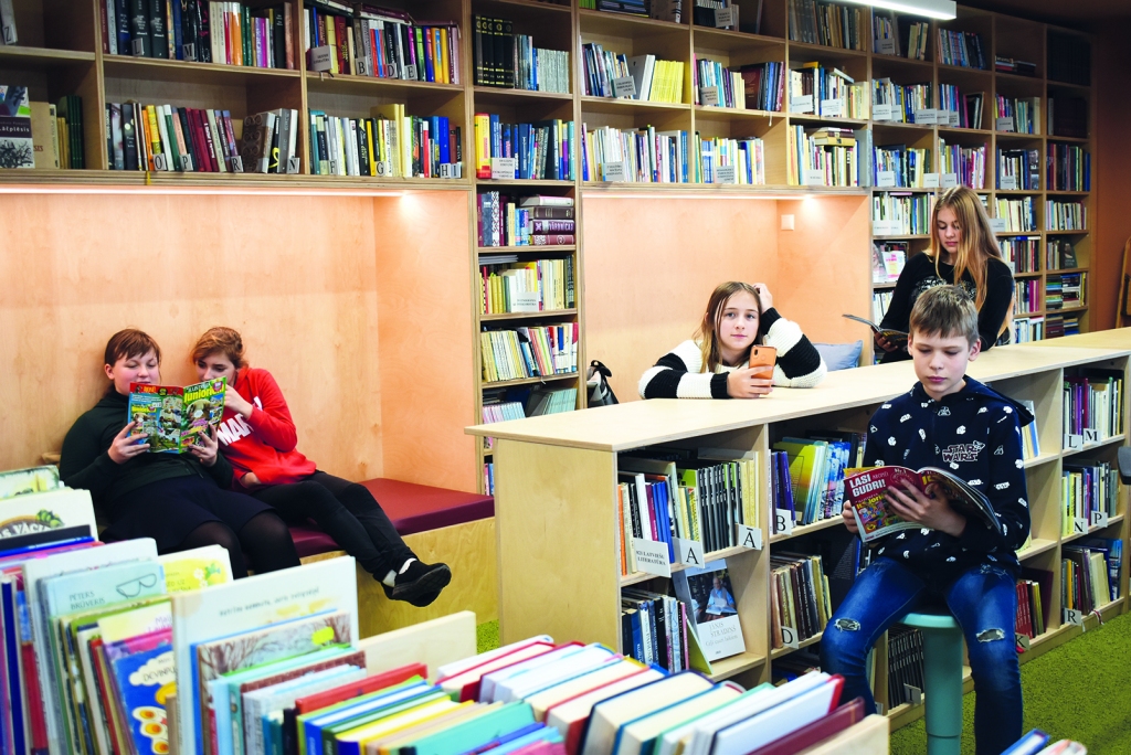 Skrīveru vidusskolas 6.b klases skolēni atzinīgi novērtē jaunās bibliotēkas sniegtās iespējas. Daži no viņiem jau izmantojuši iespēju šeit izpildīt mājas darbu, izlasīt kādu žurnālu vai paņemt grāmatas mācībām. No kreisās — Simona Borozkina, Daniela Saldava, Elza Morozova, Laura Arnicāne un Artūrs Zariņš.
Autors: Ginta Grincēviča