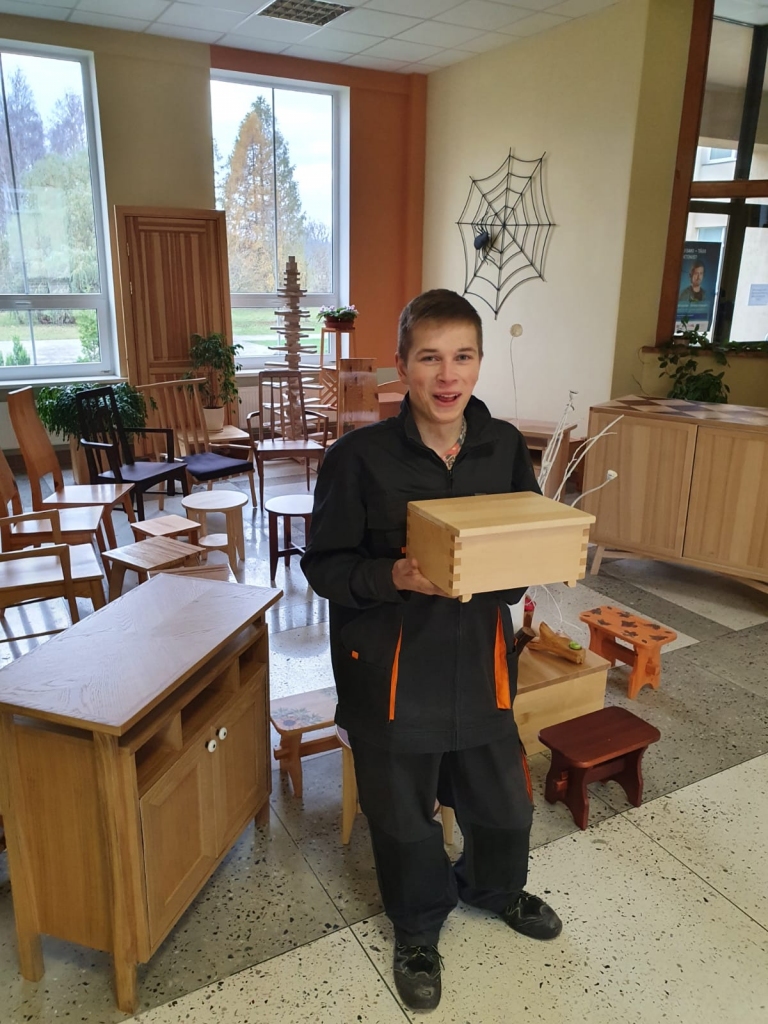 Gaida vērtējumu. Aizkraukles Profesionālās vidusskolas audzēknis Niks Petrovs, topošais galdnieks, piedaloties starptautiskā konkursā, izgatavojis koka lādīti, kas nosūtīta konkursa rīkotājiem uz Lietuvu vērtēšanai.
Autors: no profesionālās vidusskolas