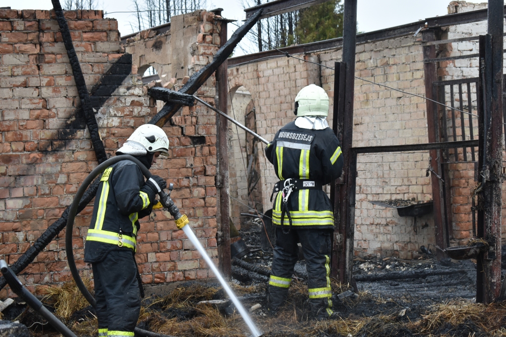 Atbildīgs darbs. Ugunsdzēsēji glābēji veicot dzēšanas darbus.
Autors: no 