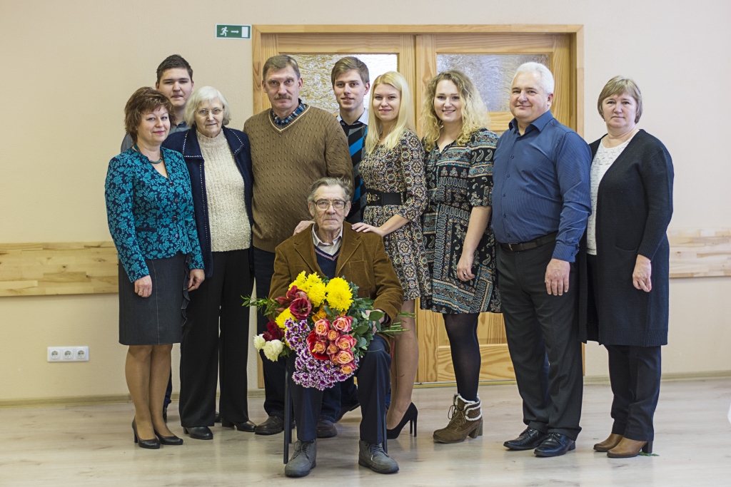 VISI KOPĀ Andreja 80 gadu jubilejā. No kreisās puses — vedekla Giedre Zvirgzdiņa, mazdēls Edvards Silagailis, Nora Zvirgzdiņa, dēls Jānis Zvirgzdiņš, Andrejs Zvirgzdiņš (sēž), mazdēls Andrejs Zvirgzdiņš, mazmeita Simona Cīrule, mazmeita Sintija Beķere, znots Jānis Silagailis un meita Sandra Silagaile.
Autors: no Zvirgzdiņu ģimenes albuma