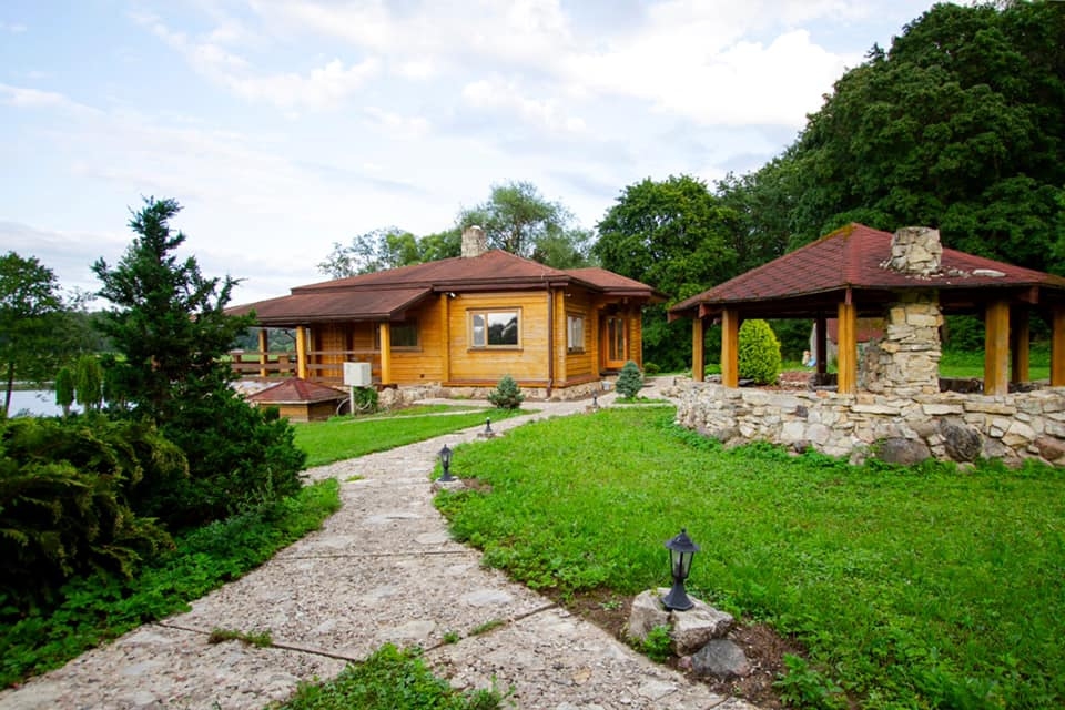 Drošai pašizolācijai. Brīvdienu māja “Kraujas” Sērenes pagastā ir viena no vietām, kur laiku var pavadīt tie cilvēki, kuriem jābūt pašizolācijā.
Autors: no viesu nama “Kraujas”