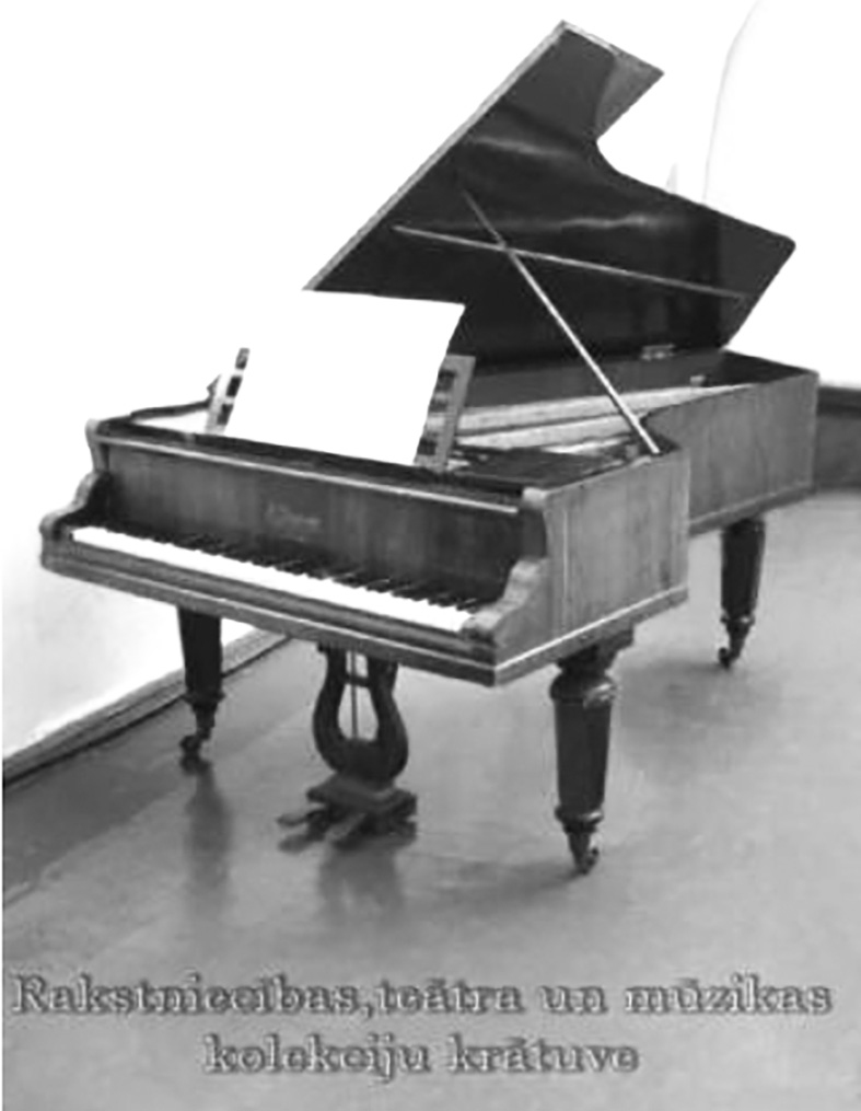 Klavieres. Flīģelis piederējis Baumaņu Kārlim. Uz atvērta taustiņu vāka firmas uzraksts “C. Diederich/St. Petersbourg.” 1846. — 1868. gads, Pēterburga. Klavieru iekšpusē pa kreisi ieskrāpēts Baumaņu Kārļa paraksts un datējums “18 3/7 68” — 1868. gada 3. jūlijs. Taisnstīgu, trīs metāla špreices, divi pedāļi ar liru, trīs kājas, brūna koka korpuss.
Autors: no RMM krājumiem