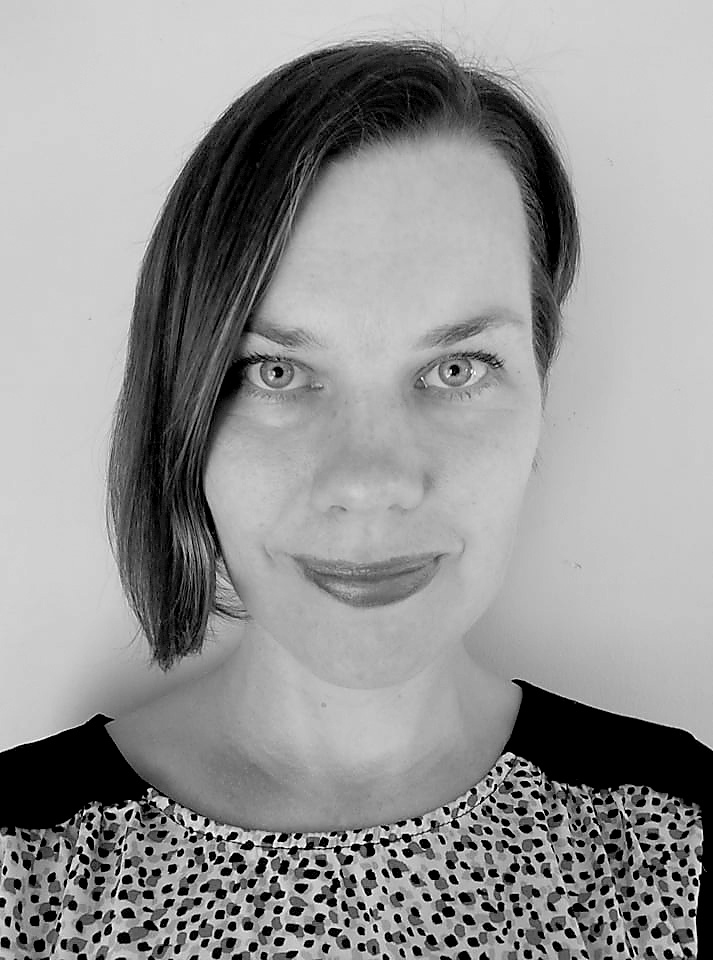 Elīna Zelčāne, psihoterapeite, uzskata: “Mazie sadzīves pienākumi bērnam jāveic bez maksas. Gluži tāpat kā vecāki ik dienu dod savu artavu kopējai saimniecībai, jo mēs taču kopā veidojam ģimenes vidi.”