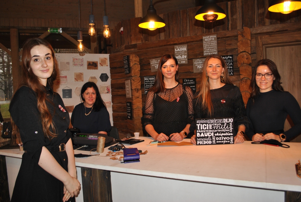 Palīdzes. 18. novembrī Klintaines pagastā, pie maiznīcas “Liepkalni”, Baiba Fjodorova atklāja veikalu “Latvis Dara”. Lielākais atbalsts jaunajai uzņēmējai ir ģimene, kas bija klāt arī veikala atklāšanā — Paula (no labās), Baiba, Monta, Zane un Ance.
Autors: Sandra Pumpure