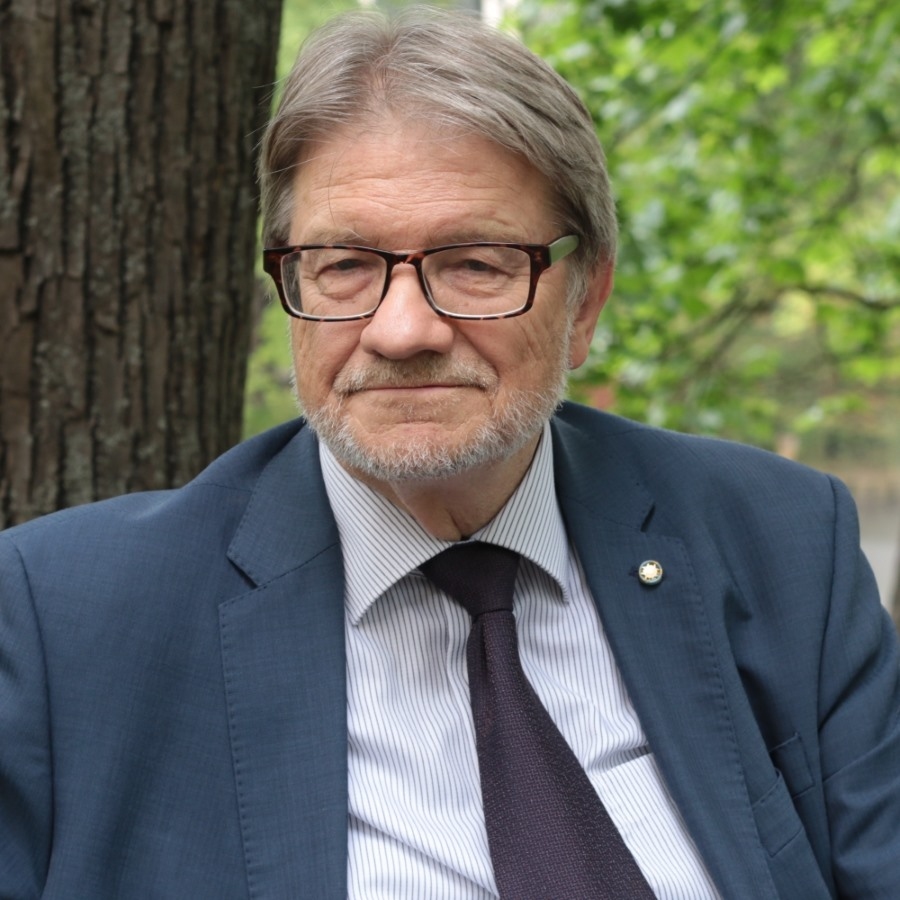 Atis Lejiņš: “Latvietis parasti nav tāds cilvēks, kurš tic visādām blēņām. Latvietis ir racionāli domājošs, nevis rīkojas uz emociju pamata. Mēs neesam iedzimti trampisti, gobzemieši.”
Autors: no Ata Lejiņa albuma