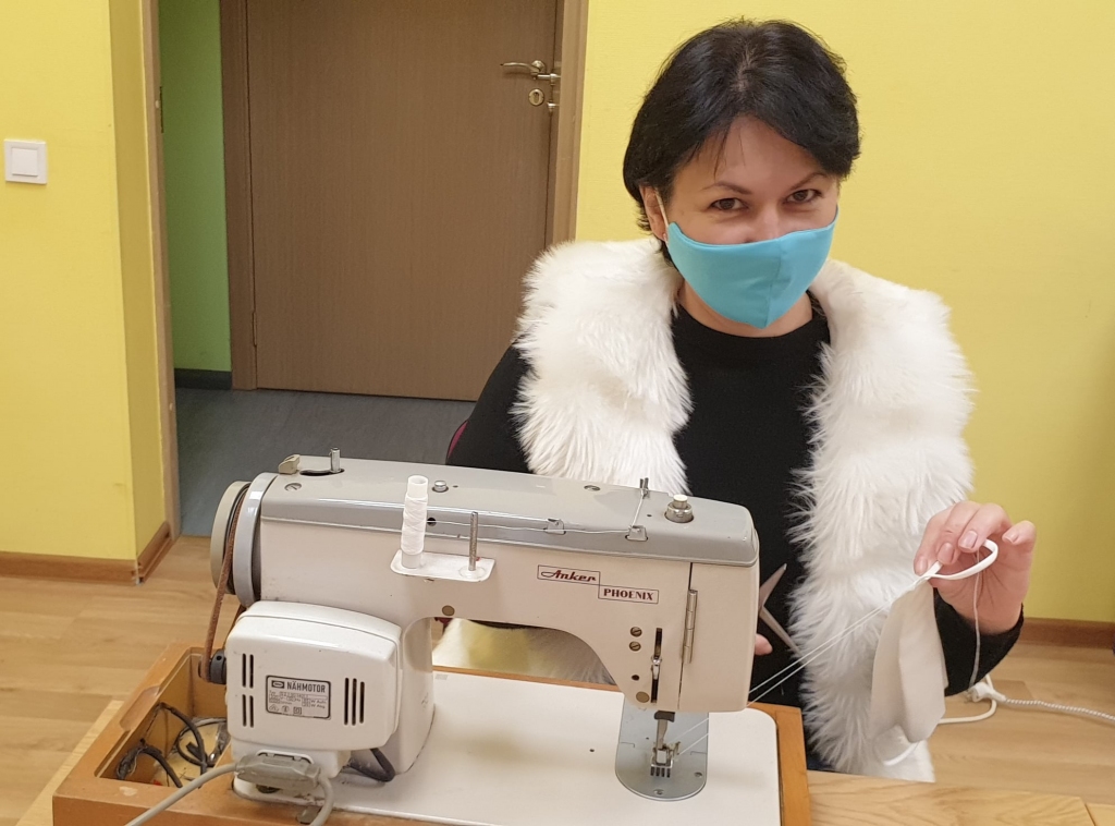 Pie šujmašīnas — Jaunjelgavas jaunatnes iniciatīvu centra vadītāja Agnese Mamedova.