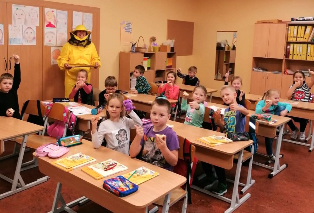 GARDS UN VESELĪGS SALDUMS. Ar medu Aizkraukles novada vidusskolas pirmklasniekus cienā Gunta Otto, pastāstot arī par citiem biškopības produktiem un savu nodarbošanos.
Autors: no Aizkraukles novada vidusskolas