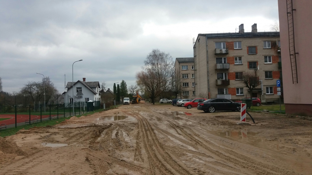 SAKĀRTOS VIDI. Remontējot ielu, pie namiem Raiņa ielā paredzēts arī stāvlaukums automašīnām.
