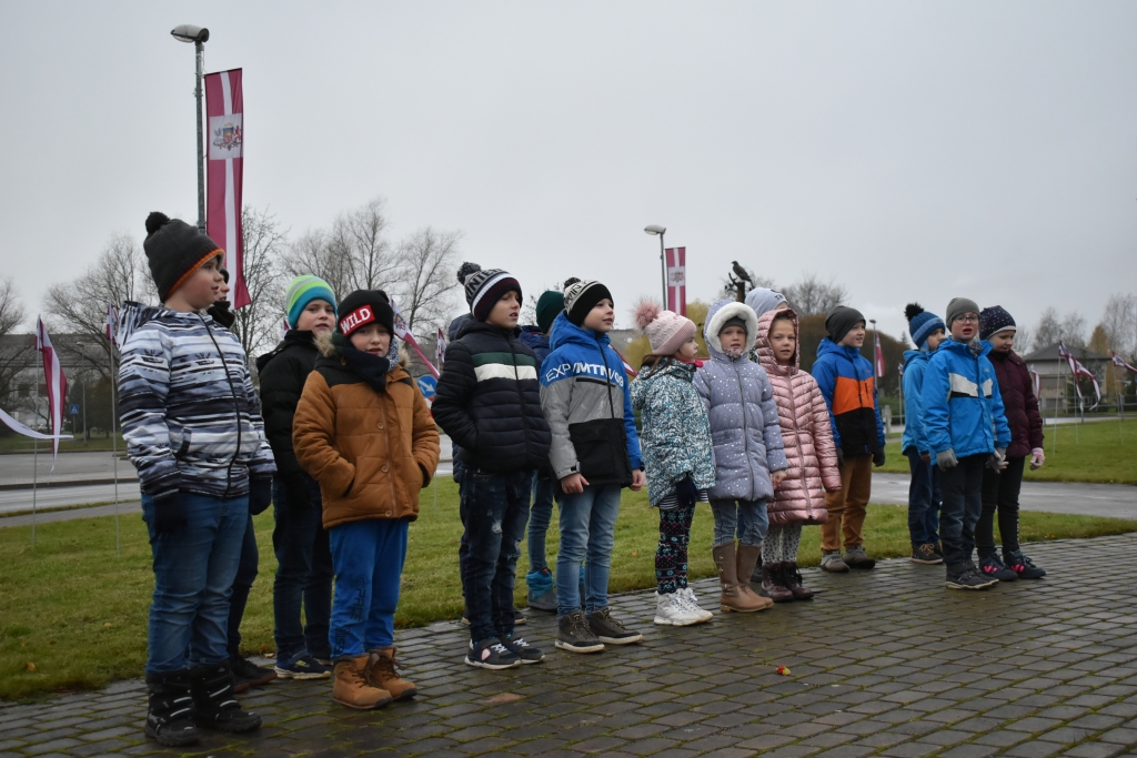 Dziesma Latvijai! Orientēšanās uzdevumu pilsētas centrā veic 2.b klase.