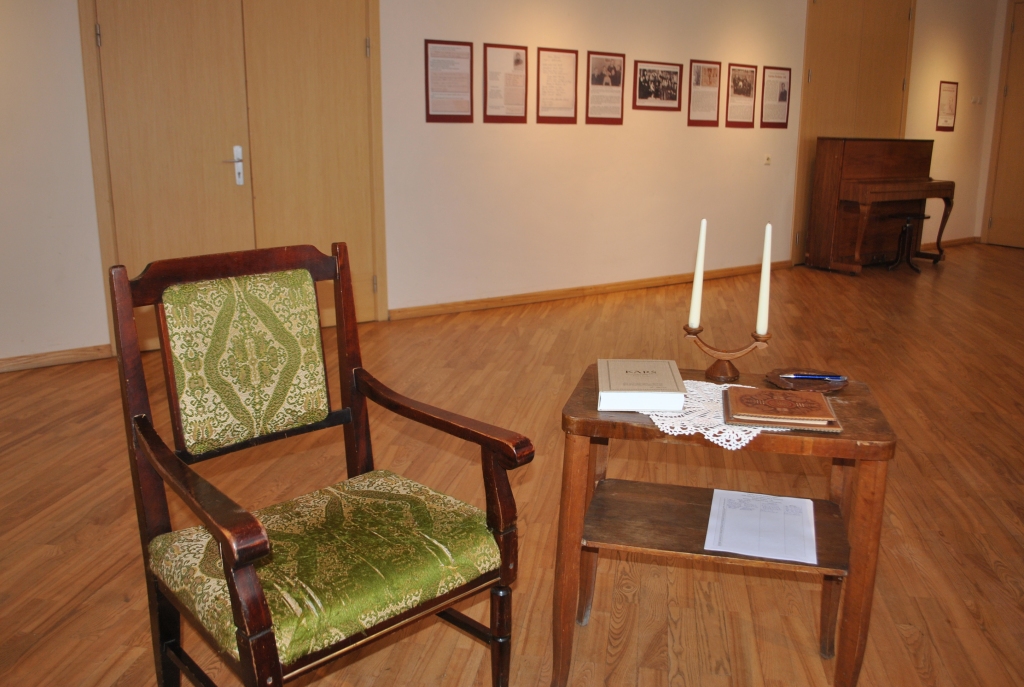 PAR RAKSTNIEKU, DZEJNIEKU UN TULKOTĀJU Kārli Štrālu liecina dažādas vēstures liecības izstādē Pļaviņu novada kultūras centrā.