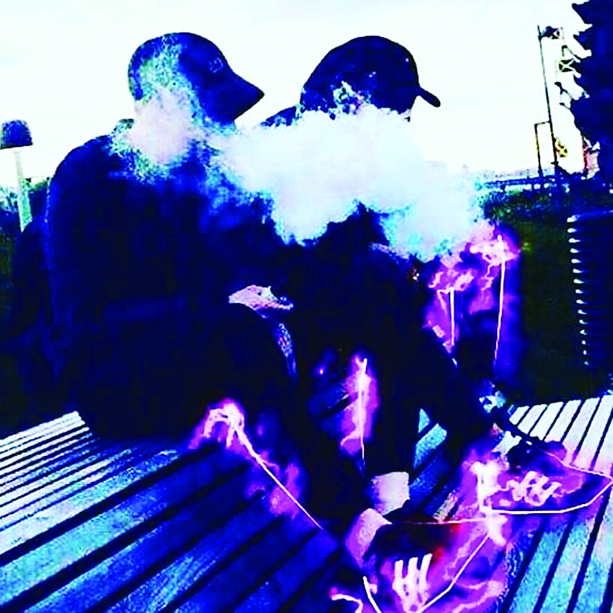 E-cigarešu smēķēšana pusaudžu vidū kļūst aizvien populārāka, jo aromāts ir patīkams un pēc tam apģērbam un ķermenim nav parastajām cigaretēm raksturīgās smakas. Vecāki bieži vien par sava bērna atkarību pat nenojauš.