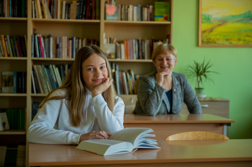 Ar grāmatu teju katru dienu. Latvijas gudrākā septītklasniece Līva Krūmiņa un viņas klases audzinātāja Santa Krasovska.