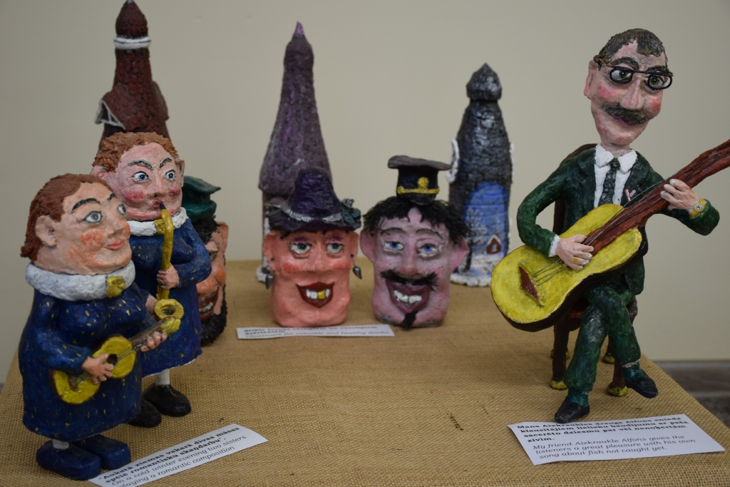 Veltījums draugam. Darbu autora Induļa Bukas draugs aizkrauklietis Alfons Krūmiņš (no labās). Šī figūra Alfonam ir pārsteigums.