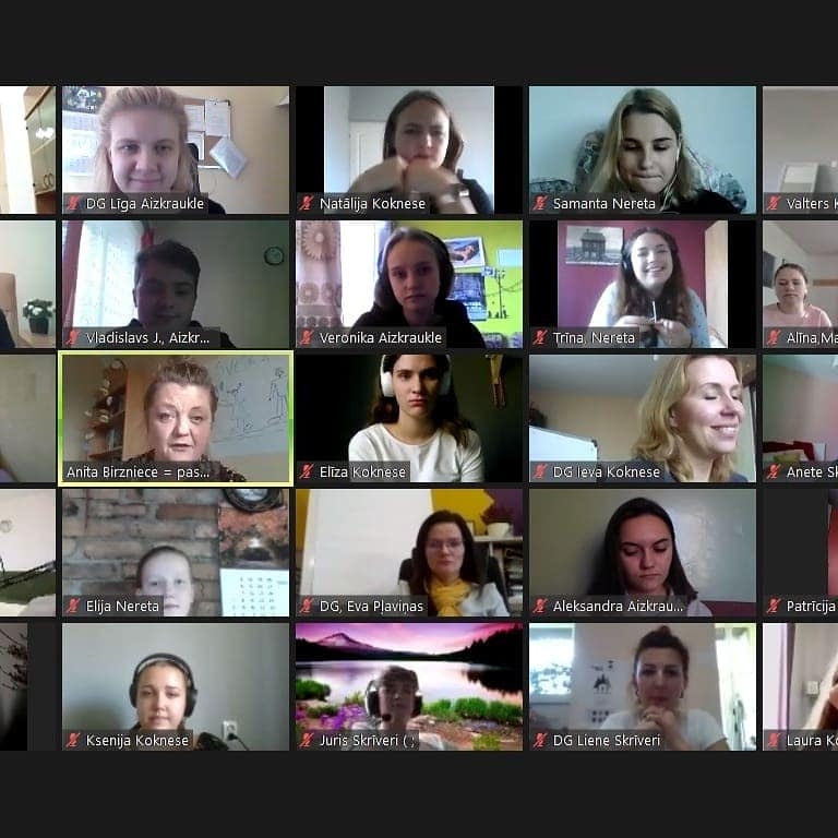 Tikšanās tiešsaistē. Sešu novadu jaunieši aktualitātes pārrunāja “Zoom” tiešsaistes platfromā.
Autors: ekrānuzņēmums no tiešsaistes tikšanās