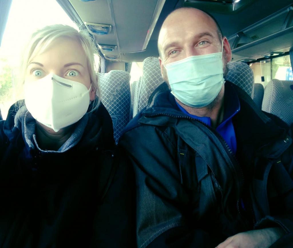 Bez maskām — ne soli! Laine un Arturs atkal Ķīnā.
Autors: no ceļotāju albuma