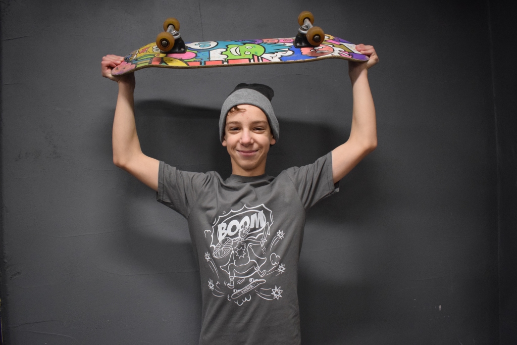 Marks savā iecienītajā dūdla stilā apzīmējis un izkrāsojis arī savu skrituļdēli. Ar dēli pirms pāris gadiem gan pabraukājis pavisam nedaudz, nu tas mājās vairāk ir kā koši apzīmēts interjera priekšmets. Puisis vairāk braukā ar skrejriteni un mēģina taisīt visādus trikus. Vasarā ar draugiem pat ar kuģīti cēlušies pāri Daugavai uz Jaunjelgavas skeitparku, bet nu beidzot skeitparks atklāts arī Skrīveros.
Autors: no personīgā albuma