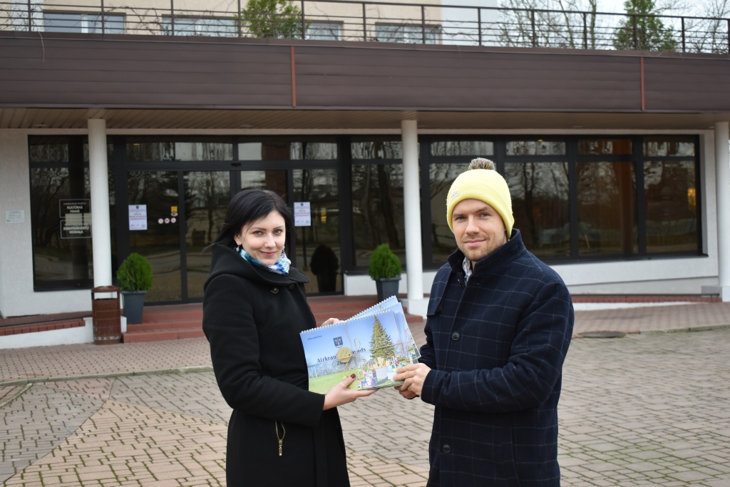 Veiksmīga sadarbība! Līga Ciematniece Bruno Baham pasniedz kalendārus, kas nonāks arī pie 12 bērniem, kuru zīmējumi rotā 2021. gada Aizkraukles novada kalendāru.