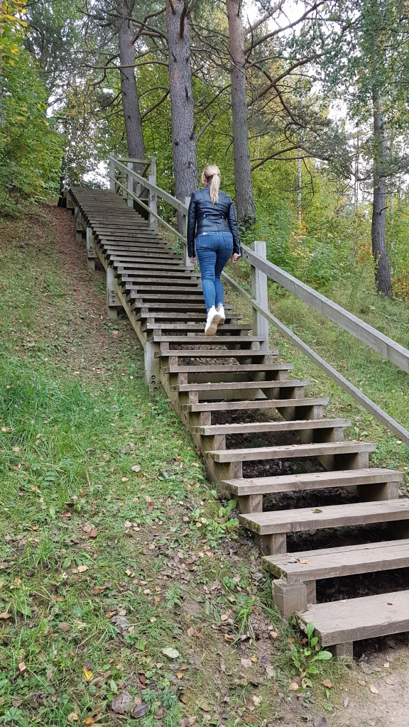 Dinaburgas taka. Ejot pa to, nāksies pieveikt stāvas kāpnes, kas ved gan augšup, gan lejup.