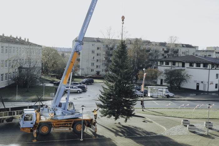 UZDĀVINA NEPARASTU EGLI.
Autors: Arvis Upīts