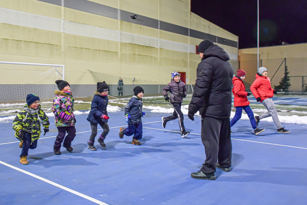 Treniņi notiek! Karatē kluba “Kadzan” audzēkņi trenera Igora Fetkuļina vadībā trenējas ārā.
Autors: Imants Kaziļuns