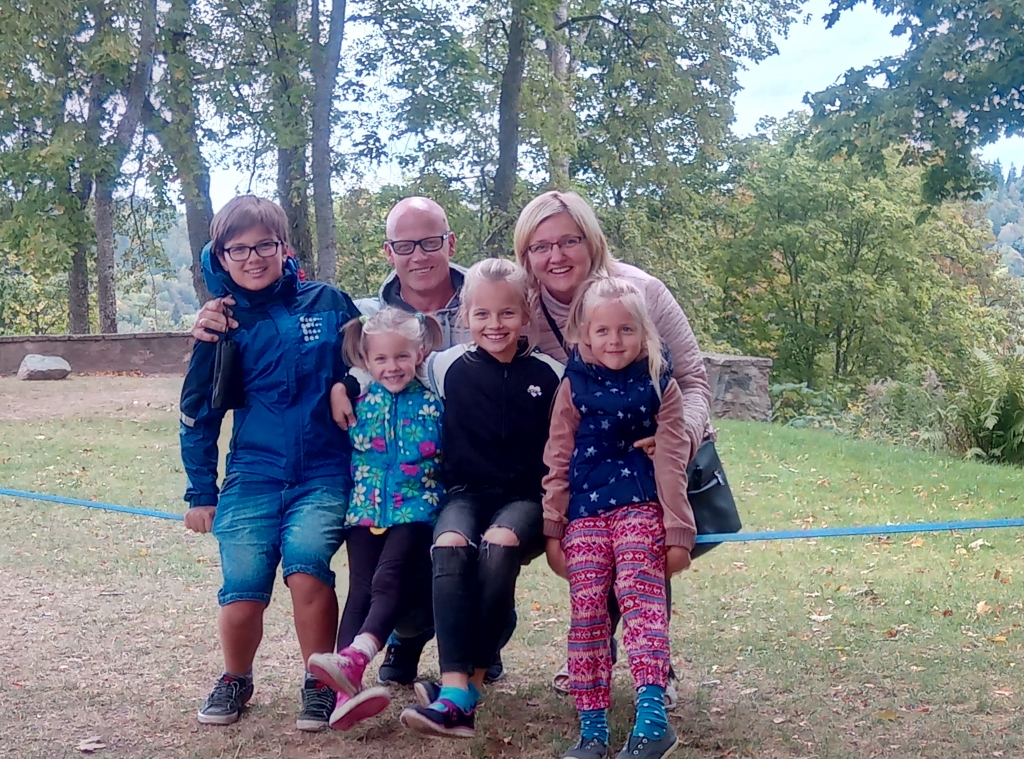 ĢIMENE KĀ STIPRAIS BALSTS — Gundega un Haralds ar bērniem.
Autors: no personīgā albuma