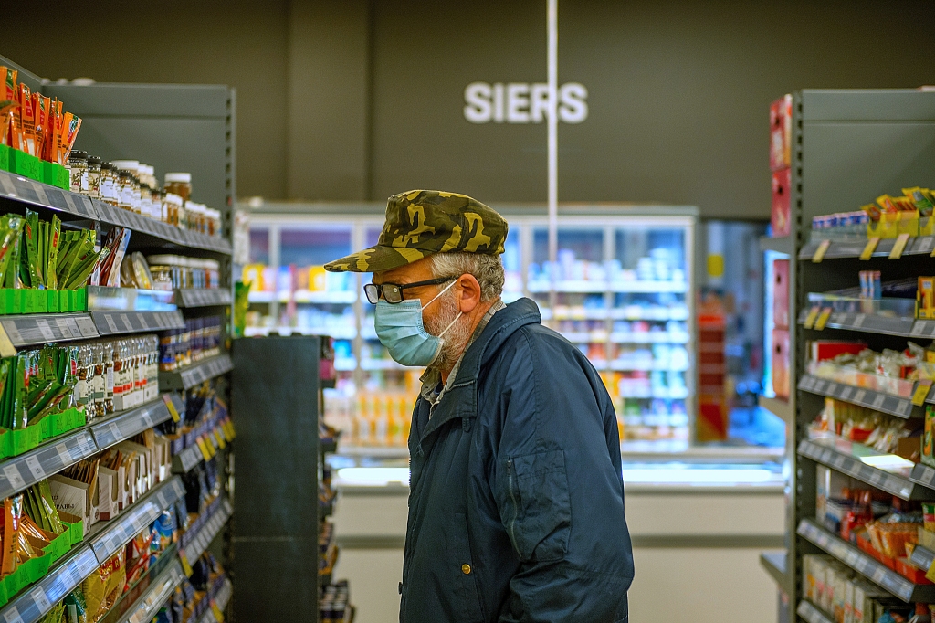 Ja pieņemtu lēmumu par krasu pircēju skaita samazināšanu, veikalā “Top!” ieviestu principu — katram pircējam iepirkuma ratiņi.
Autors: no “Staburaga” arhīva