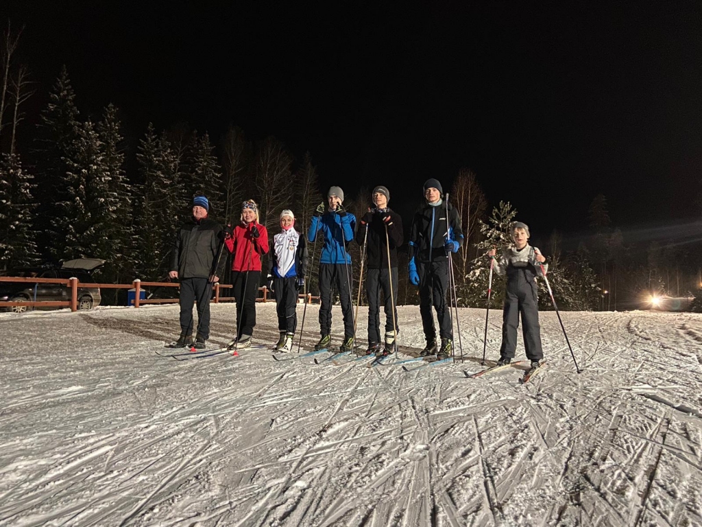 SLĒPOTPRIEKS. “Janku” trasē sporta bāzes pārzinis un treneris Jānis Eiduks (no kreisās) ar saviem 
audzēkņiem — Sonoru, Artūru, Gvido, Andri un Haraldu. Viņiem todien pievienojās olimpiete Patrīcija Eiduka (otrā no kreisās).
Autors: Edijs Eiduks