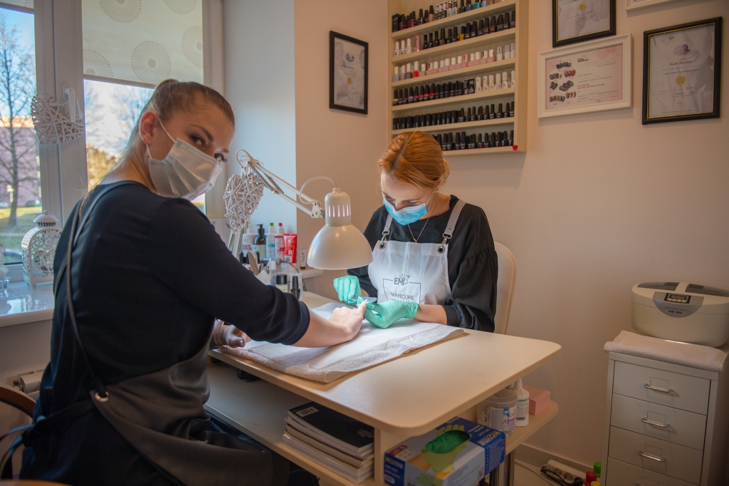 Atpakaļ darbā. Aizkraukles salona “Anfeja” manikīra meistare Natālija Zībārte ir gandarīta, ka var atgriezties darbā.