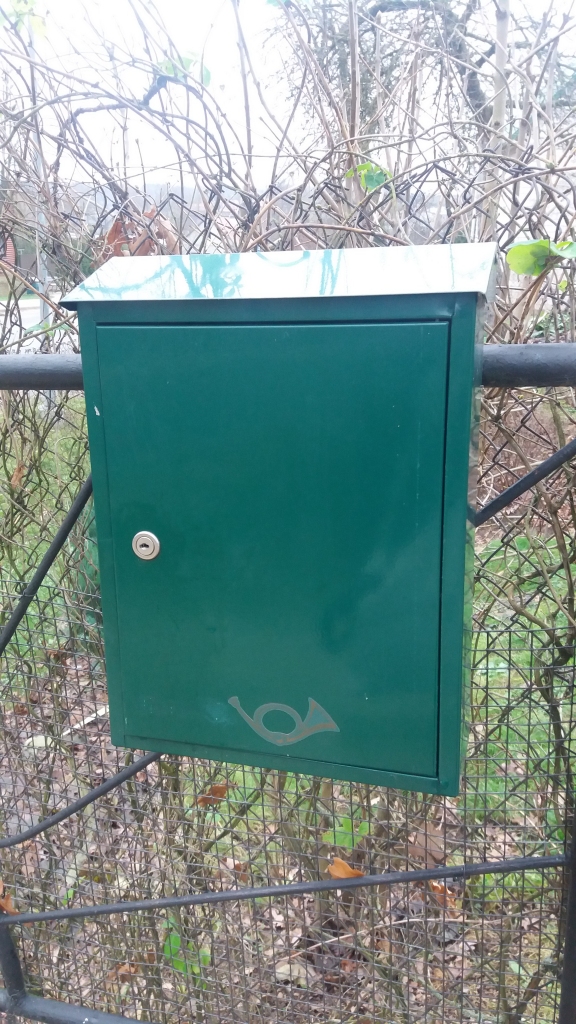 KĀ VAR NEDERĒT VAI NEPAMANĪT? Šo pļaviņieša pastkastīti gan nevar nosaukt par neatbilstošu, un arī adrese uz ēkas labi pamanāma.