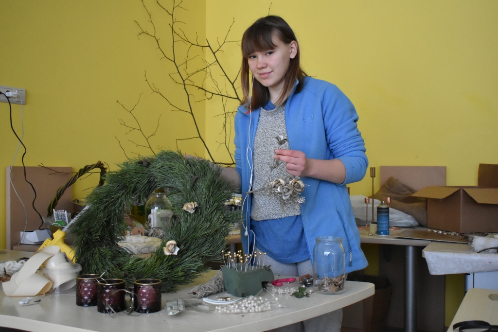 Vainagu un citu dekoru meistare Aiva. Svētku rotas, kas redzamas parkā, baznīcā un muižā, darinājuši Kurmenes baznīcas draudzes locekļi.