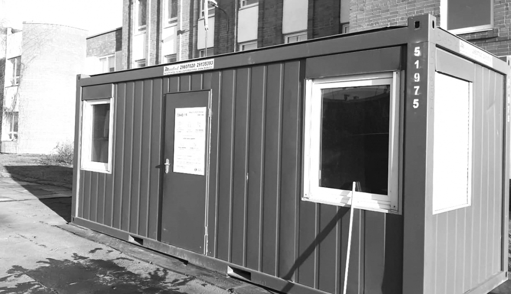 VIEGLI PAMANĀMS. Vakar pie Aizkraukles bijušās sākumskolas ēkas novietots konteiners, kurā iekārtots Covid–19 analīžu pieņemšanas punkts. Analīzes ikviens varēs nodot tikai pēc iepriekšēja  pieraksta.
Autors: no “Centrālās laboratorijas”