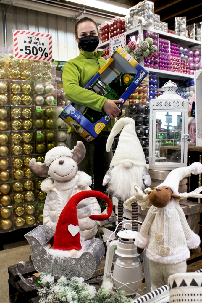 SIA “Pakavs” veikala “Viss lauksaimniekam” darbinieki piedāvā preces pasūtīt arī internetā — gan tās, kas ir veikalā, gan citas.
Autors: no uzņēmuma