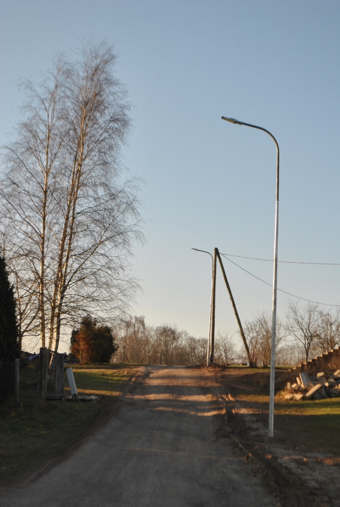 GAIŠĀKS kļuvis Bērzu ielas sākums, bet visā garumā gaismekļi vēl nav izvietoti.