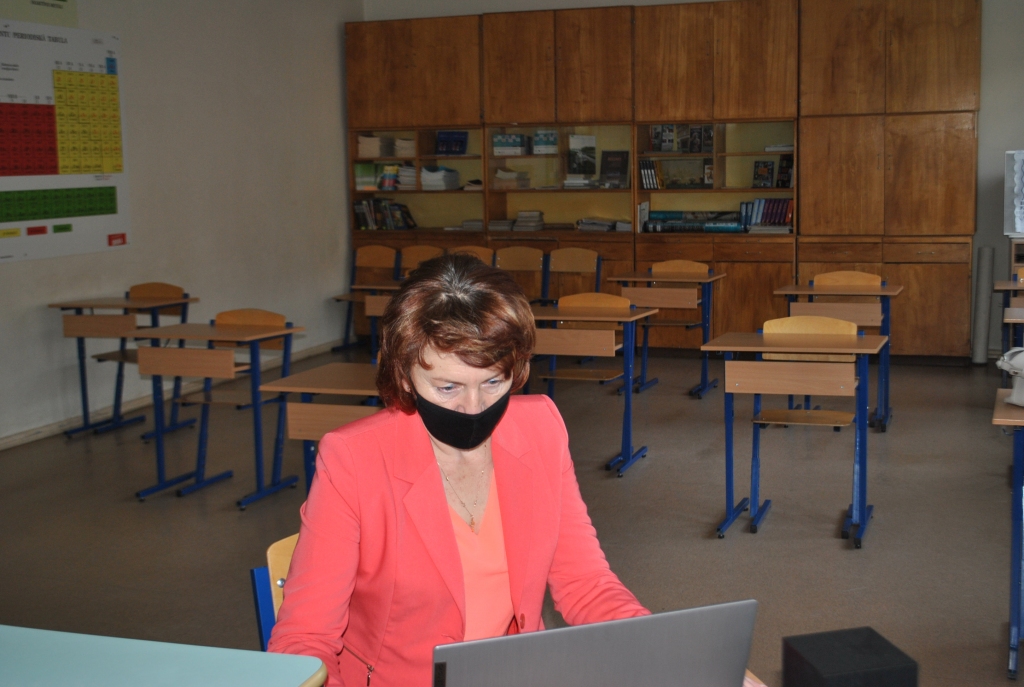 KLASĒ TIKAI SKOLOTĀJS. Lidija Degtjareva, tāpat kā viņas kolēģi, stundas vada ar datora palīdzību.