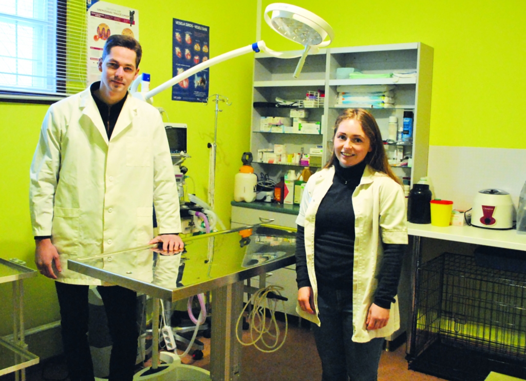 JAUNI UN UZŅĒMĪGI — veterinārārsti Madara un Miks Kaidaki no Pļaviņu novada. Viņi nominēti balvai “Gada uzņēmējs Zemgalē 2020”.