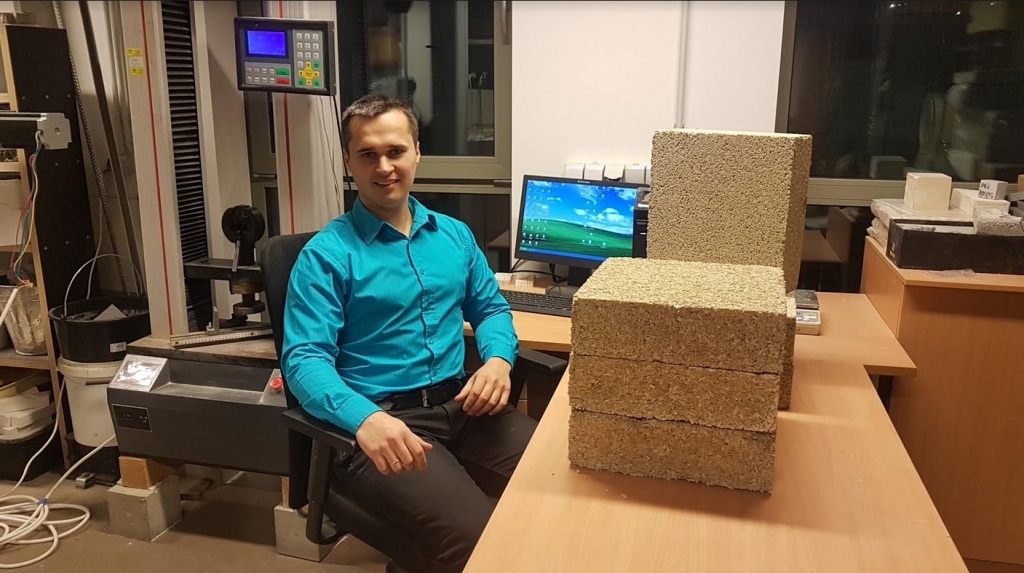 Ikdiena — materiālu pārbaude laboratorijā. Dabiskie materiāli atgūst popularitāti (kaņepju betona plātnes).
Autors: no Ģirta Būmaņa albuma